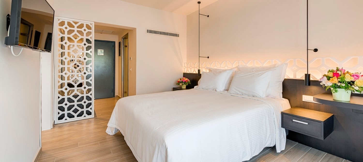 deluxe-double-room-with-sea-view-photogalleryimage1500n670 (1)