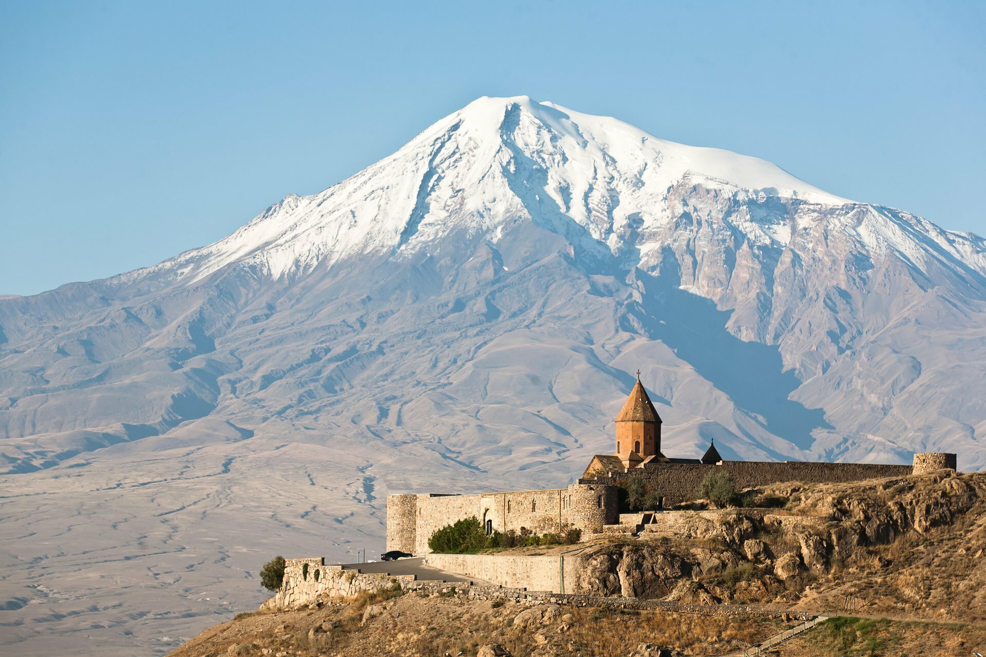 Хор-Вирап с видом на гору Арарат