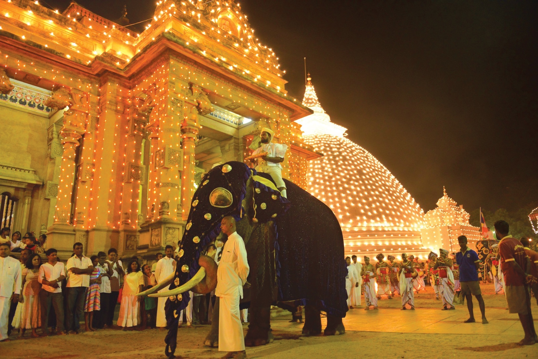 Шри ланка праздники в декабре. Duruthu Perahera. Перахера в Шри Ланке. Перахера Шри Ланка 2022. Храм Келания Раджа Маха Вихара.